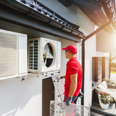 installateur de pompe a chaleur qui réalise un entretien