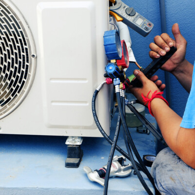 installateur de pompe a chaleur qui fait des tests de foncitonnement