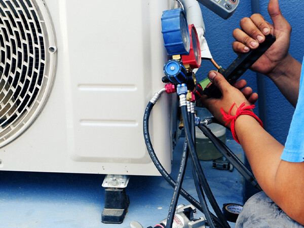 installateur de pompe a chaleur qui fait des tests de foncitonnement