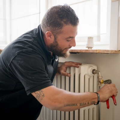 Réparation d'un radiateur par un chauffagiste de chez Heat me