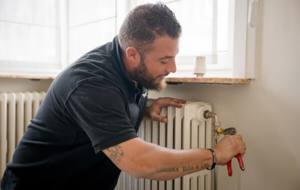 Réparation d'un radiateur par un chauffagiste de chez Heat me