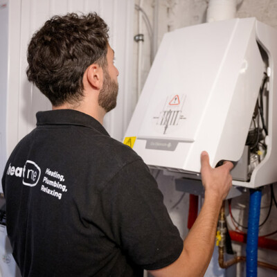 Un chauffagiste de la société Heat me se prépare a faire l'entretien d'une chaudière