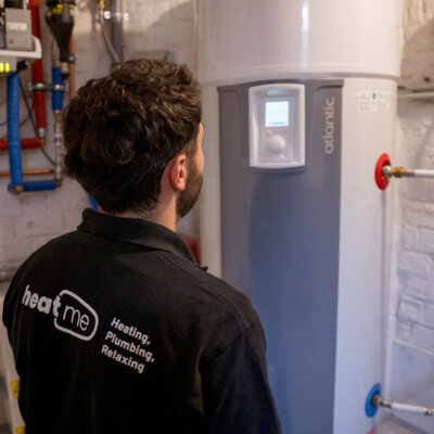 Un technicien Heat me fait l'entretien d'un boiler thermodynamique en Belgique