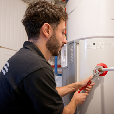 Installation d'un boiler par un technicien de chez Heat me