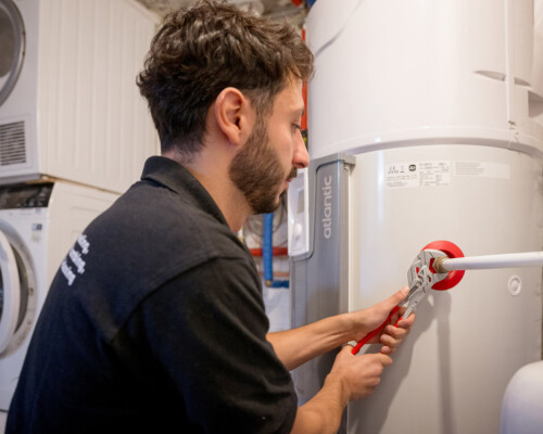 Installation d'un boiler par un technicien de chez Heat me