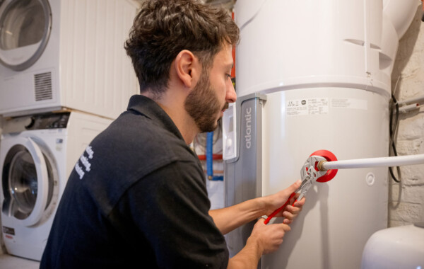 Installation d'un boiler par un technicien de chez Heat me