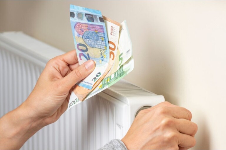 Billets euros à côté d'un radiateur qui chauffe mal