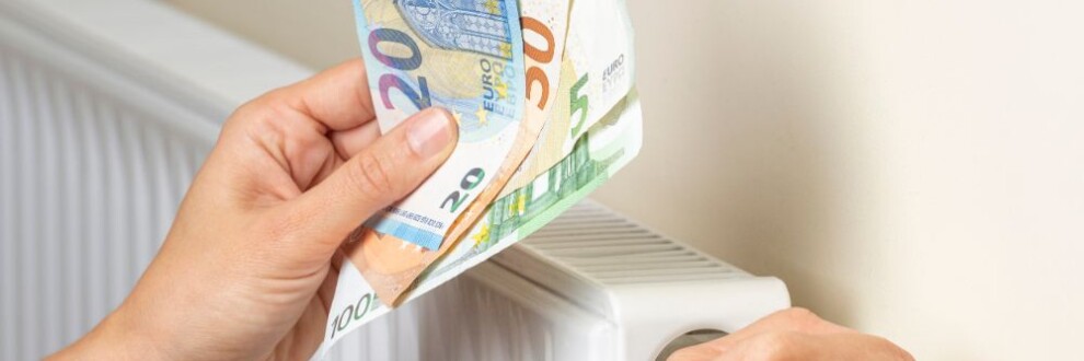 Billets euros à côté d'un radiateur qui chauffe mal