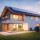 Combiner des panneaux photovoltaïques pour produire l'énergie qui alimente la pompe à chaleur air air dans votre maison.