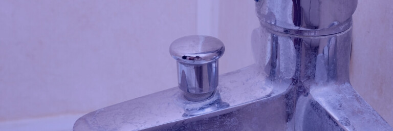 Calcaire sur un robinet de salle de bains
