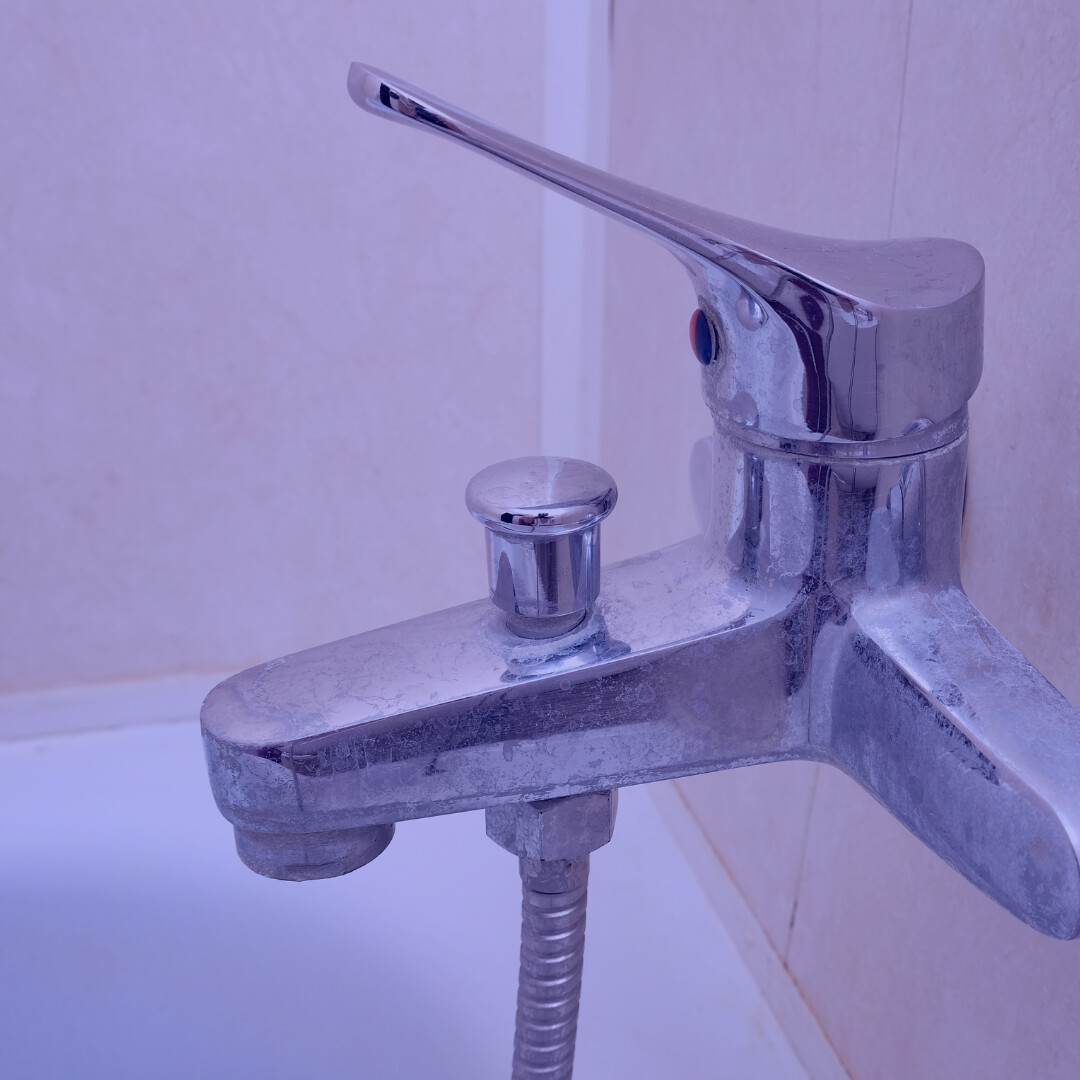 Calcaire sur un robinet de salle de bains