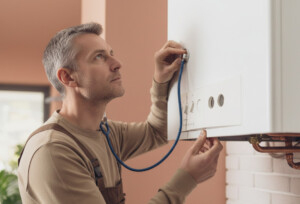 un chauffagiste qui analyse une chaudière à gaz