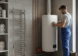 un professionnel qui installe un chauffe-eau thermodynamique