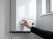 une personne qui règle un boiler électrique