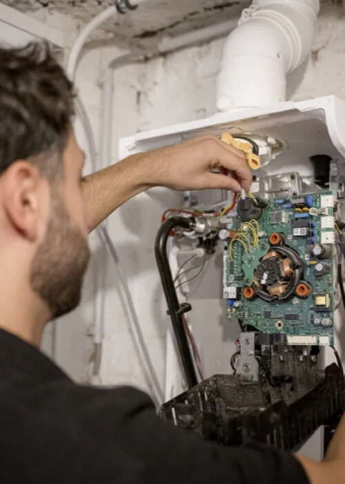 entretien-heat-me chauffagiste de Heat Me en pleine intervention