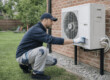 Un technicien qui travaille sur une pompe à chaleur air-air