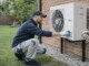 Un technicien qui travaille sur une pompe à chaleur air-air