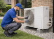 Un technicien qui installe une pompe à chaleur