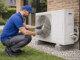 Un technicien qui installe une pompe à chaleur