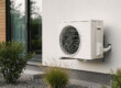 Pompe à chaleur installée sur un mur à l'extérieur