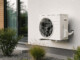 Pompe à chaleur installée sur un mur à l'extérieur